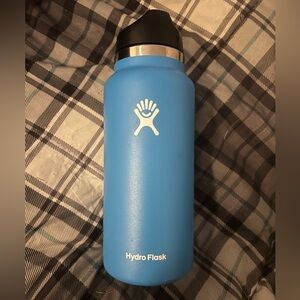 Hydroflask 32 oz wide mouth stainless steel water bottle with straw lid
